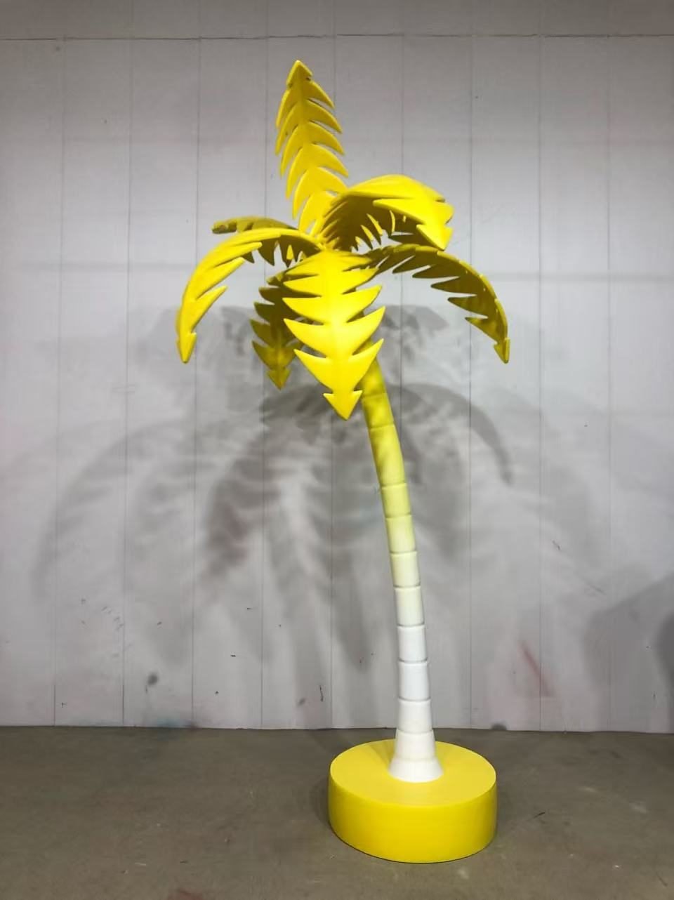 Front view of the yellow palm tree display prop