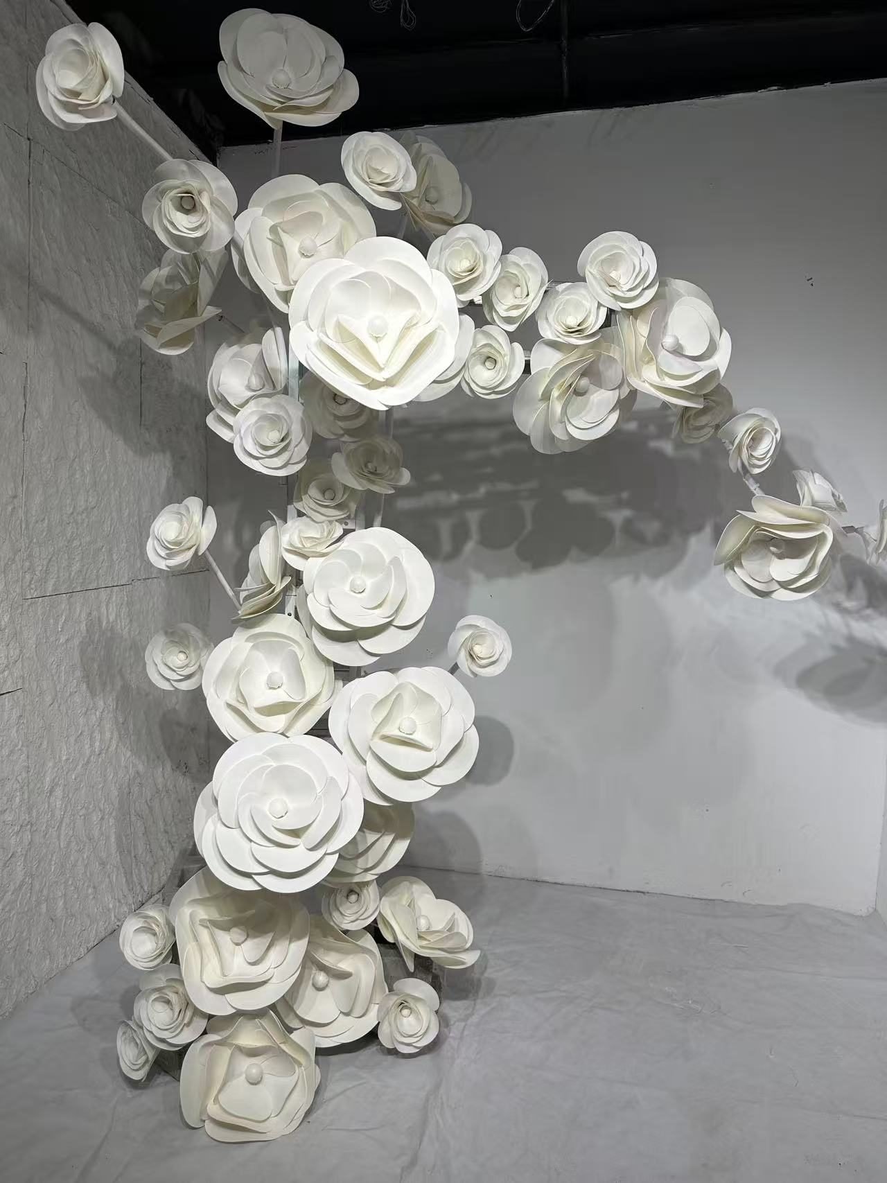 Giant white flowers arranged as a wall display
